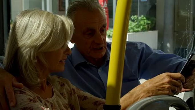 老年夫妇在4k公交车上旅行时用手机自拍