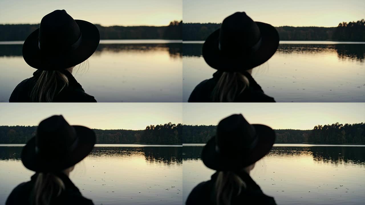 波西米亚女子欣赏湖泊日落