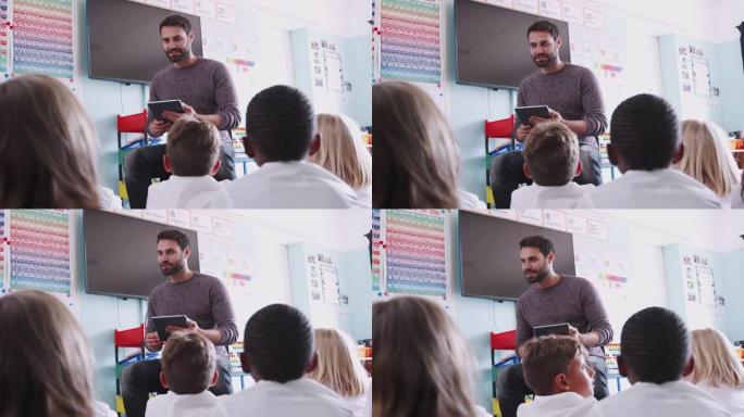 男老师在学校教室里给一群穿着制服的小学生读故事