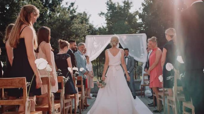 婚礼上看着花束的新娘的客人