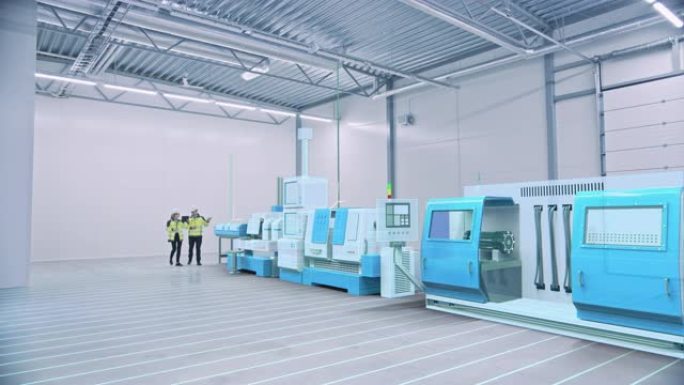 两名工程师使用带有增强现实软件的数字平板电脑来创建3D CNC机械生产线。工业4.0图形可视化工厂.