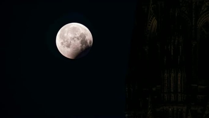 科隆大教堂后面的满月