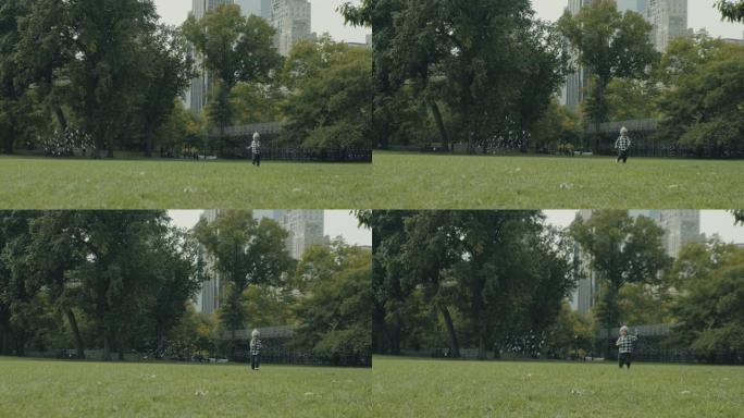 在中央公园跑步的亚洲男婴。美国