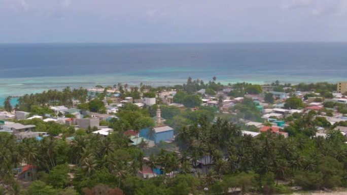 无人机: 马尔代夫偏远地区一个小镇的风景鸟瞰图。