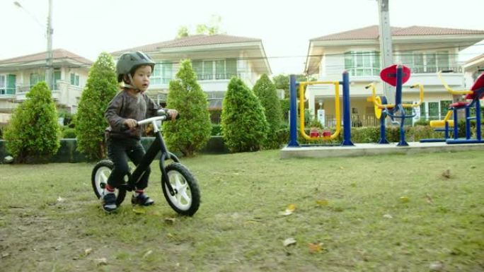 骑自行车的小男孩骑自行车的小男孩