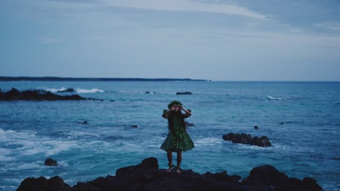 女人在海边表演传统的夏威夷草裙舞