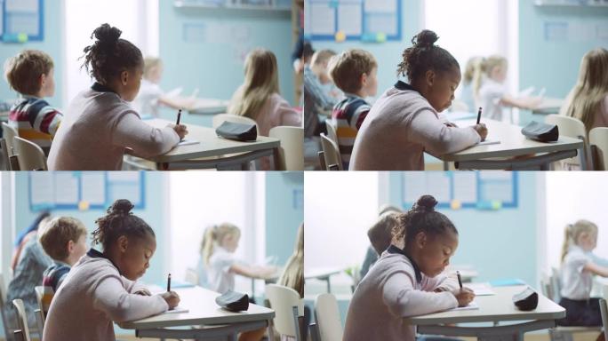 在小学课堂上: 一个戴着牙套的聪明黑人女孩的肖像写在练习笔记本上，微笑。初级教室里有不同群体的聪明孩