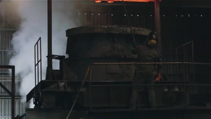 铸造工人。钢铁厂熔炉高温熔化