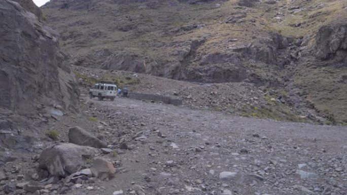 萨尼山口路。石头山悬崖峭壁大石头