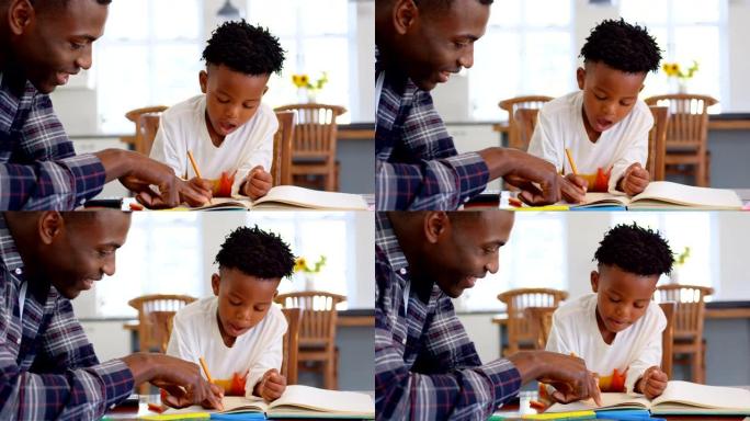 黑人父亲在舒适的家中帮助儿子做作业的侧视图4k