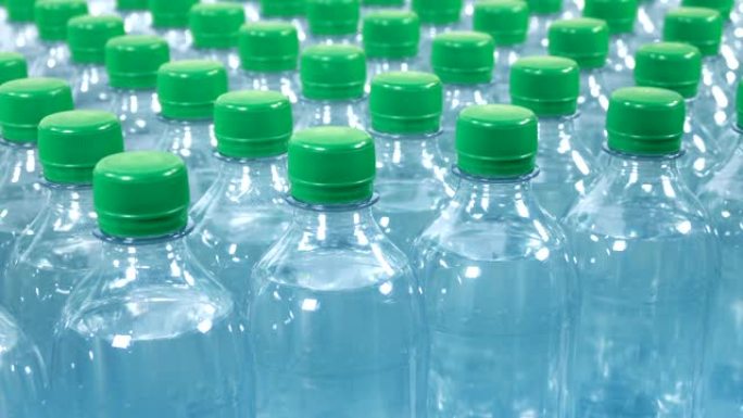路过一排排瓶装水-运动，工厂概念