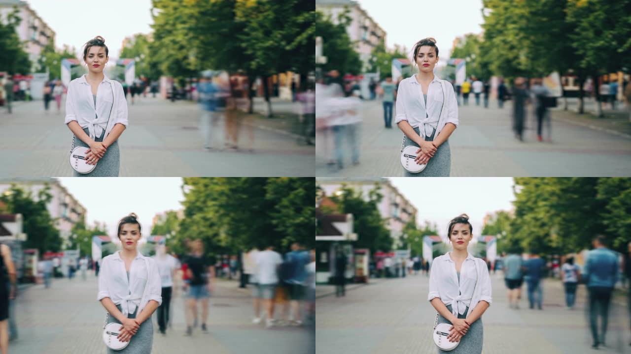 穿着现代服装的女孩看着站在城市街道上的相机的时间流逝