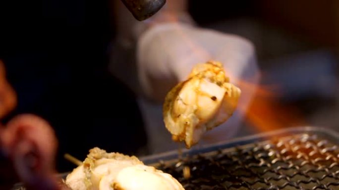 日本街头美食，用火焰火炬烤扇贝关闭慢动作。