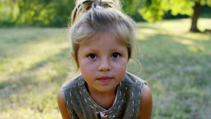 肖像宏一个胆小的小女孩在房间里看着绿色和可持续发展的概念。自然、纯洁和联系