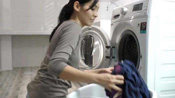 美女在自动洗衣房洗衣服