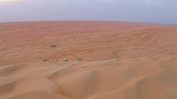 在阿曼沙漠中露营的空中游客
