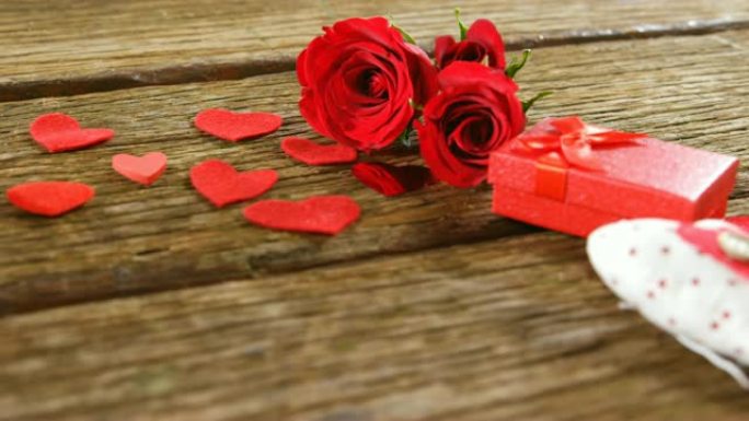 木质表面的红玫瑰、礼品盒和心形4k