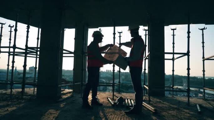 男性建筑师正在讨论多层建筑的布局