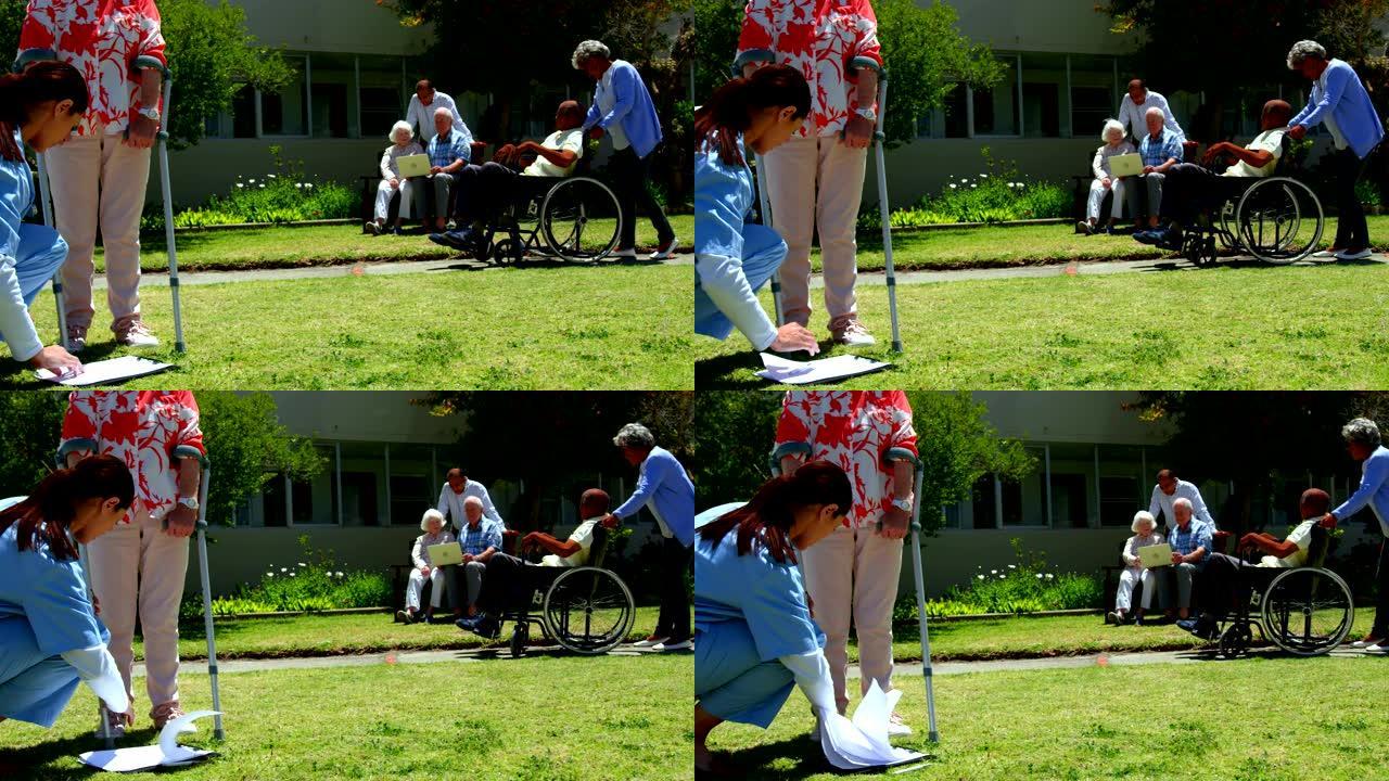 养老院4k花园女医生检查老年患者的侧视图