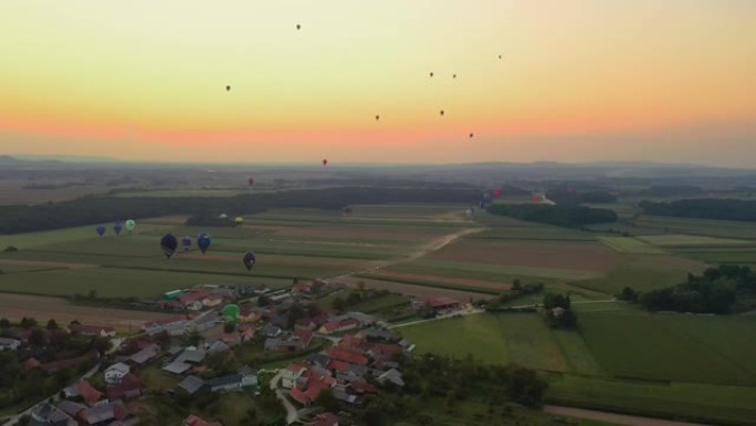 村庄上方的空中热气球