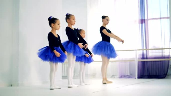 芭蕾舞课与女教练指导小女孩