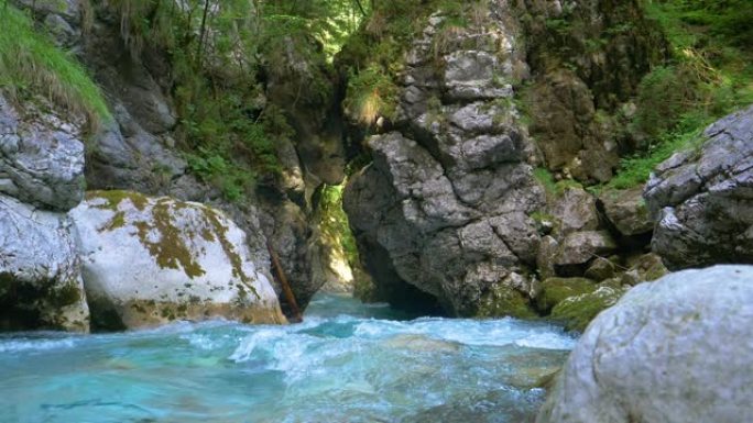 特写: 令人惊叹的清澈河水沿着岩石河床流动。