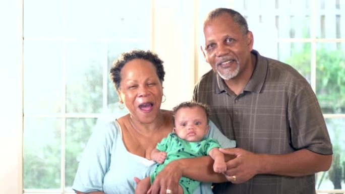 非裔美国祖父母与男婴