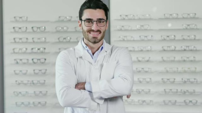 眼科医生在光学中心为客户做视觉检查的肖像。给病人试试眼镜。