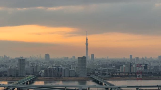 东京晴空树的4k时间流逝与各种建筑的城市景观和交通道路交叉口在日落时间高峰时间有来自日本塔厅船博里观