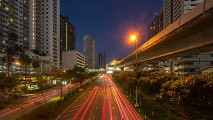 曼谷夜间高峰时段交通拥堵的火车站和高架地铁系统的4k时间流逝，具有城市景观概念的交通