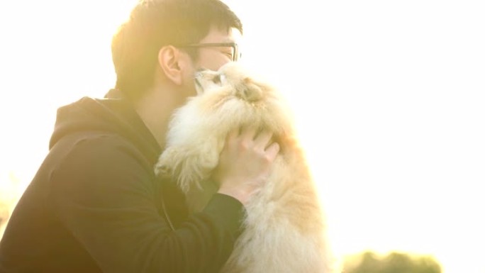 SLO MO-Asian抱着并亲吻他的狗