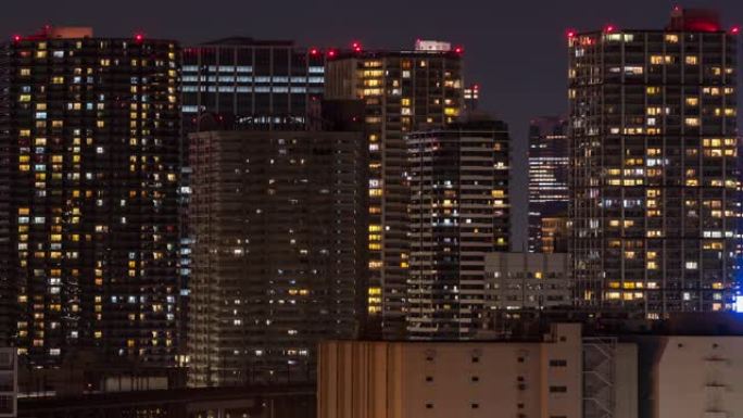 日本东京延时办公室窗口之夜，以实现后期工作概念