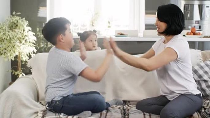 亚洲母亲和男孩玩手游戏