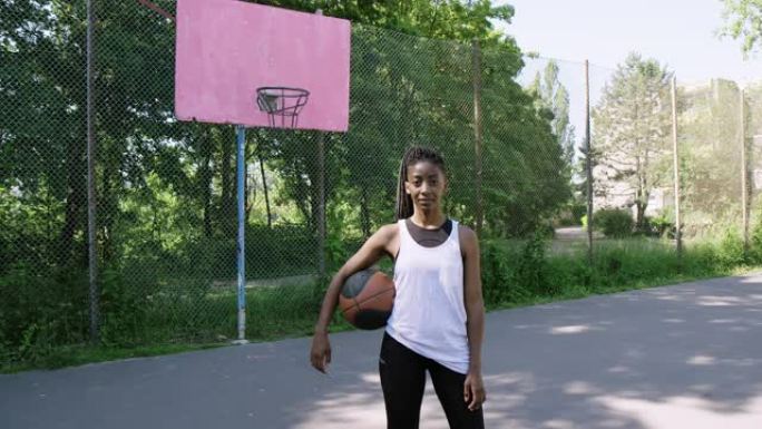 自信的女子篮球运动员在运动场上
