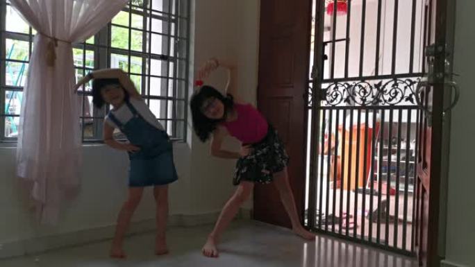 2亚裔华裔少女在客厅热身运动