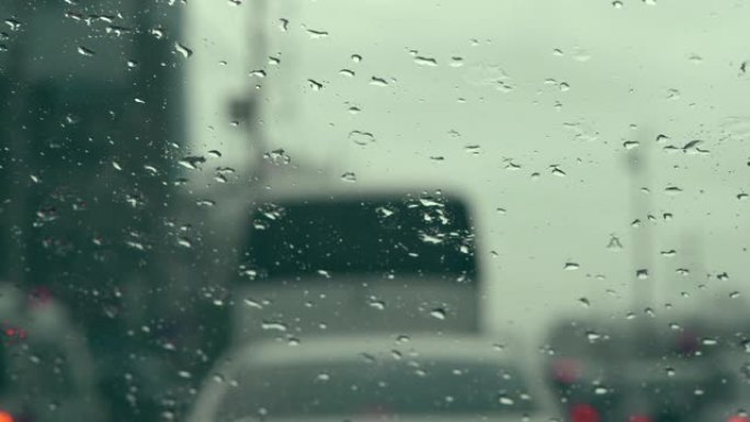 路上下雨雨天开车安全驾驶雨刮器