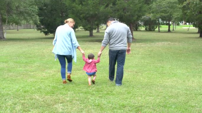 带婴儿学习走路的父母
