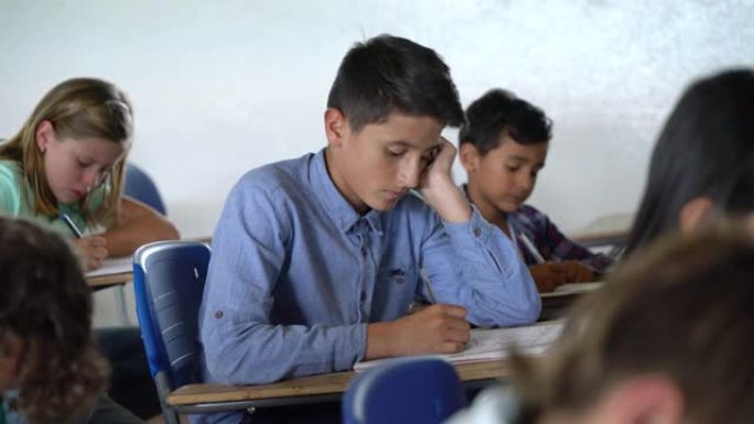拉丁美洲的年轻男学生在上课时非常专注于笔记本