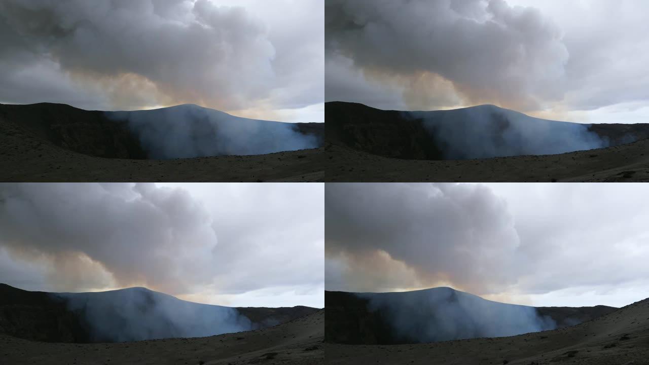 火山喷发前，灰烟云从太平洋的活火山升起。