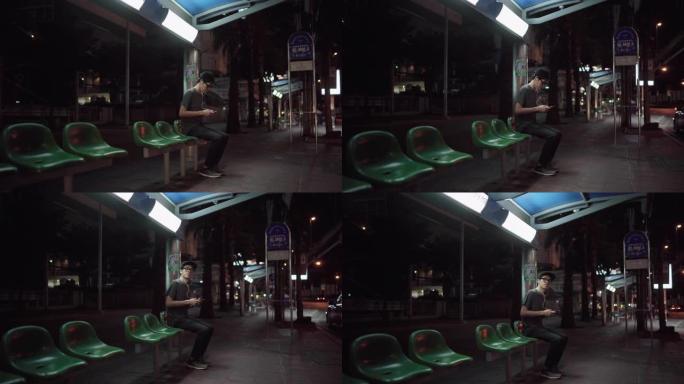 晚上独自一人在公交车站等候避难所的男人