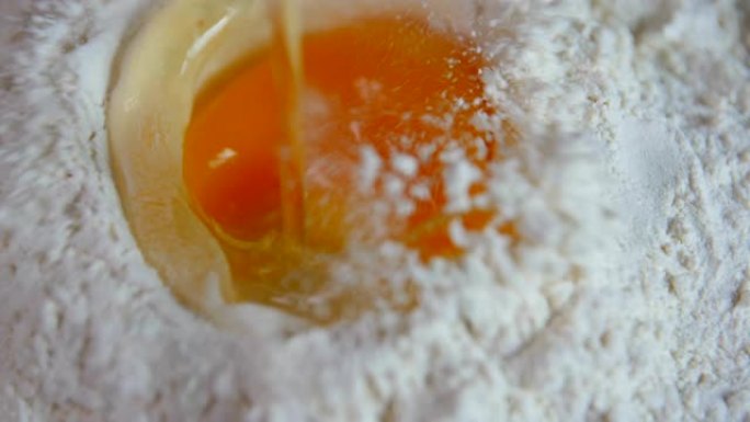 鸡蛋落入面粉中鸡蛋落入面粉中打鸡蛋液蛋糕