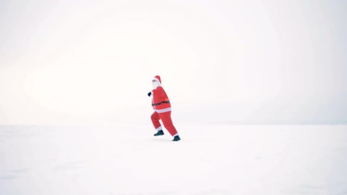 快乐的圣诞老人在雪地上奔跑，侧视图。