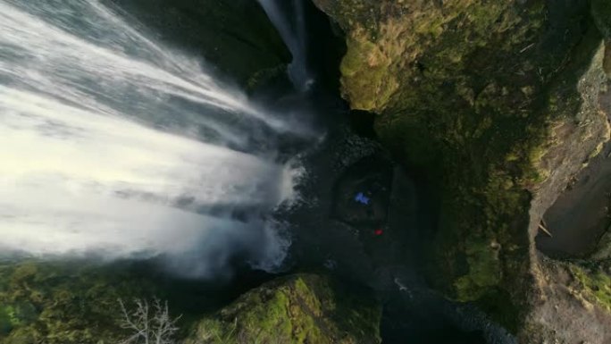 站在冰岛崎fall瀑布下的鸟瞰图