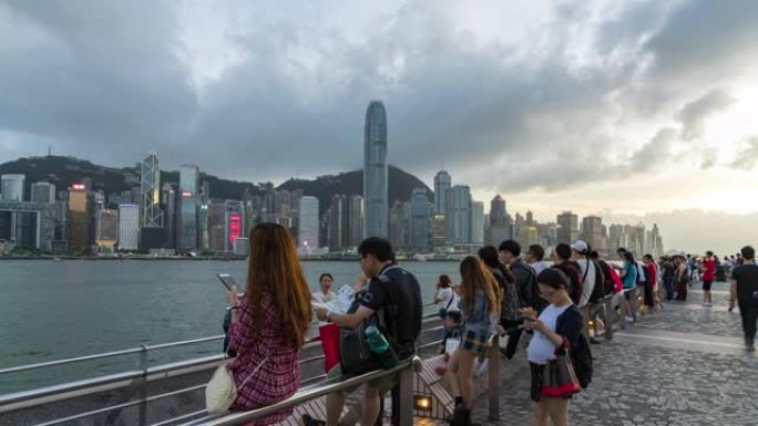4K UHD Hyper-Lapse: 香港天际线的日夜与游客在港口看城市。