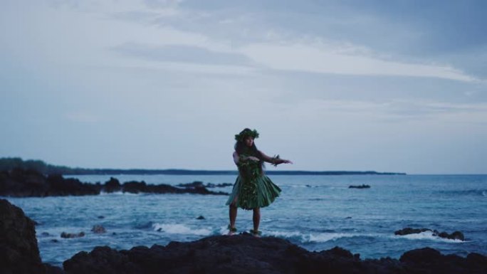 女人在海边表演传统的夏威夷草裙舞