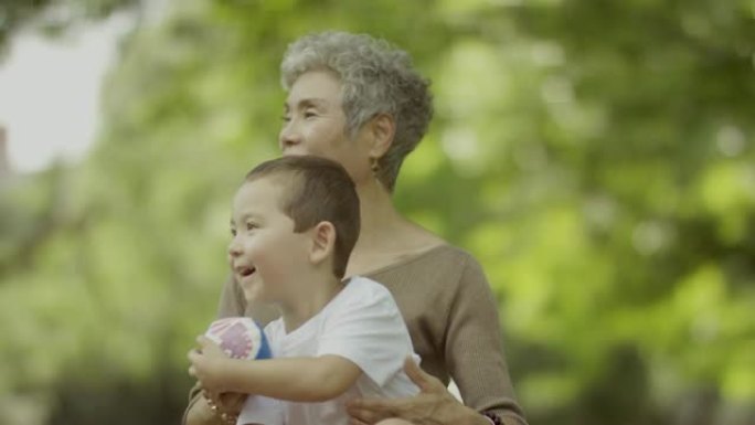 微笑的几代人天伦之乐带孙子老幼幸福时刻