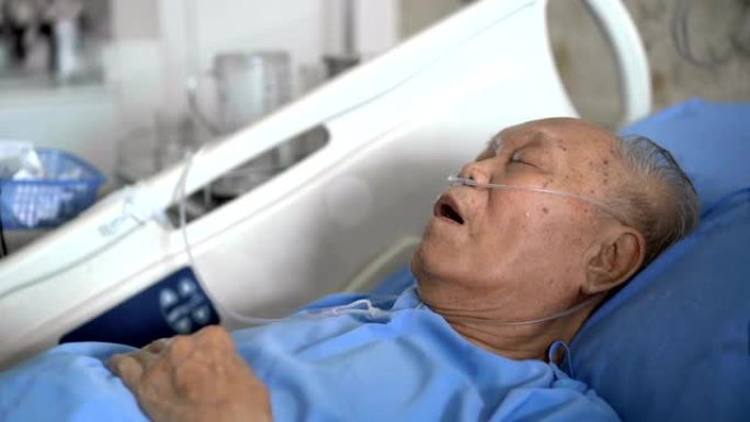 侧视灰发老年男性患者住院睡觉
