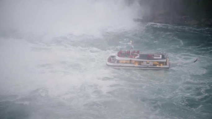尼亚加拉瀑布8月17日2018旅游游览船靠近瀑布，下降的水雾和薄雾慢动作。