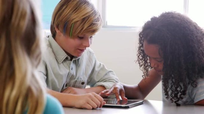 两名学生在学校课程中一起使用平板电脑