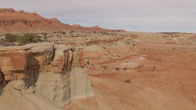 空中，眩晕: 俯瞰沙漠的巨大红色砂岩悬崖的凉爽镜头